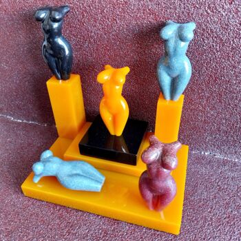 Sculptuur getiteld "5GIRLS2 DIFFERENT O…" door Maas Tiir, Origineel Kunstwerk, Hars