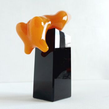 Sculpture intitulée "YELLOW GIRL3 PLAYIN…" par Maas Tiir, Œuvre d'art originale, Résine
