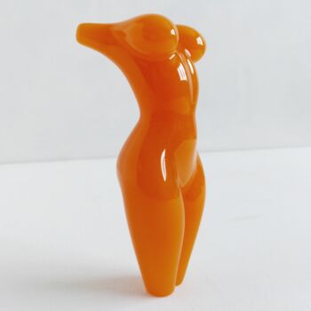 Sculpture intitulée "YELLOW GIRL3 PLAYIN…" par Maas Tiir, Œuvre d'art originale, Résine