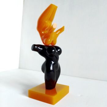Скульптура под названием "YELLOW GYMNAST-GIRL…" - Maas Tiir, Подлинное произведение искусства, Смола