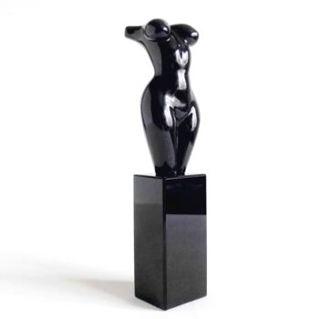 Скульптура под названием "1BLACK GIRL7 ON BLA…" - Maas Tiir, Подлинное произведение искусства, Смола