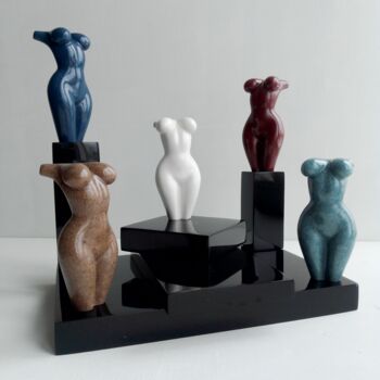 Sculpture intitulée "5GIRLS2 DIFFERENT O…" par Maas Tiir, Œuvre d'art originale, Résine