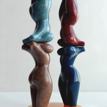 Escultura intitulada "4GIRLS2 ON YELLOW P…" por Maas Tiir, Obras de arte originais, Resina