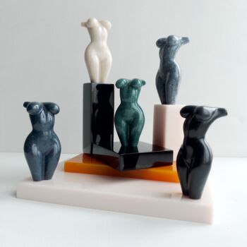 Escultura titulada "5GIRLS2 DIFFERENT O…" por Maas Tiir, Obra de arte original, Resina