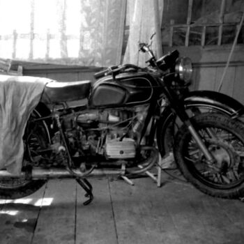 Photographie intitulée "motorbike in an aba…" par Magda Durda, Œuvre d'art originale, Photographie non manipulée