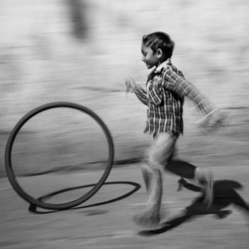 "Indian Boy Playing…" başlıklı Fotoğraf Magelio Venturi tarafından, Orijinal sanat
