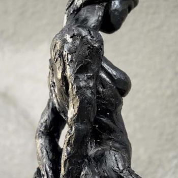 Sculpture intitulée "Femme Qui Se Leve" par Majd, Œuvre d'art originale, Coulage