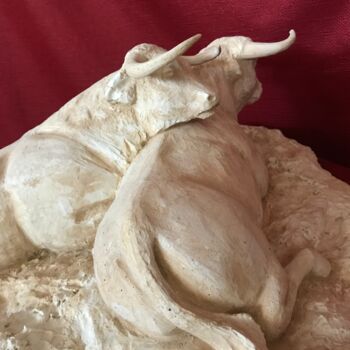 Sculpture intitulée "Toros sesteando" par Mar Blazquez, Œuvre d'art originale, Coulage