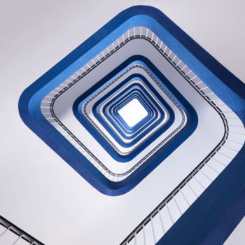 「Escalier bleu blanc」というタイトルの写真撮影 Marc Knecht Photographeによって, オリジナルのアートワーク, 操作されていない写真 アルミニウムにマウント