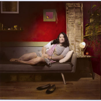 Photographie intitulée "Sophie on the sofa…" par Marc Paraskeva, Œuvre d'art originale, Photographie argentique Monté sur Ca…