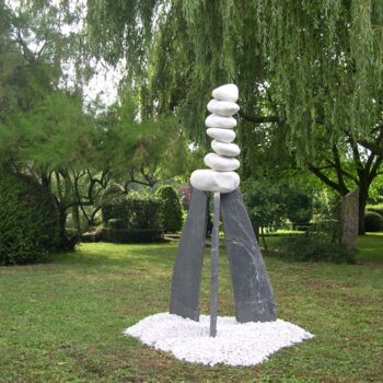 Skulptur mit dem Titel "PIETRA SANTA" von Marc Mugnier, Original-Kunstwerk, Stein