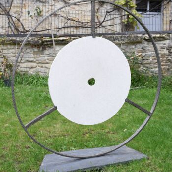 Skulptur mit dem Titel "LE CERCLE SILENCE" von Marc Mugnier, Original-Kunstwerk, Stein