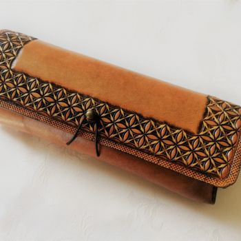 Artisanat intitulée "Etui à lunettes mot…" par Margaery, Œuvre d'art originale