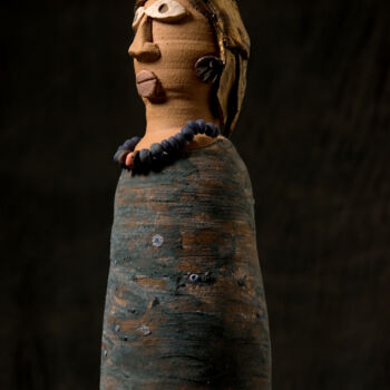 Скульптура под названием "κεραμική κούκλα" - Margia Tasanataki, Подлинное произведение искусства, Камень