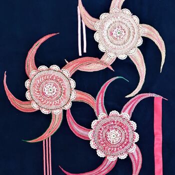 Art textile intitulée "Trois étoiles qui d…" par Marianne Camus, Œuvre d'art originale, Broderie