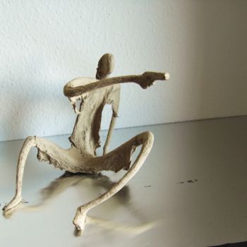 Скульптура под названием "kleine-sitzende-mit…" - Marianne Roetzel, Подлинное произведение искусства, Металлы