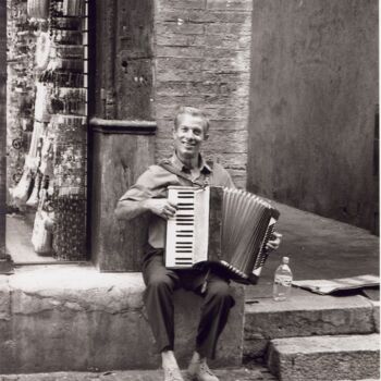 Fotografía titulada "L'ACCORDEONISTE" por Marie Elisabeth Soler, Obra de arte original, Fotografía no manipulada