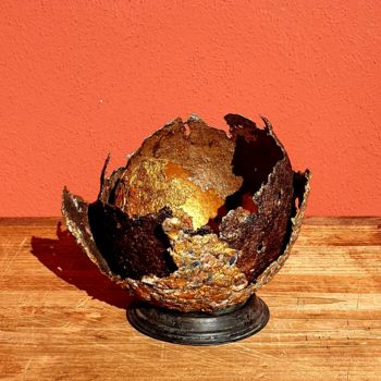 Escultura titulada "Bouton d'or" por Marie France Vidal, Obra de arte original, Papel maché