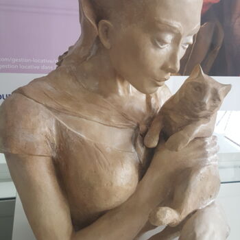 Sculpture titled "FEMME AU CHAT" by Marie-Michèle Rouchon, Original Artwork, Clay