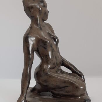 Skulptur mit dem Titel "Lilly tête haute" von Marie Pascale Martins, Original-Kunstwerk, Keramik