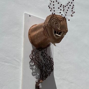 Скульптура под названием "Gargouille "Le géni…" - Marie-Pierre Montet, Подлинное произведение искусства, Керамика Установлен…