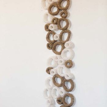 Skulptur mit dem Titel "Knitted paper wall…" von Marie José Gustave, Original-Kunstwerk, Objekte