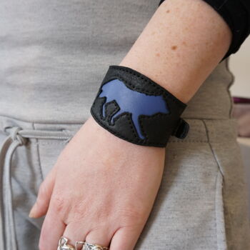 Artisanat intitulée "Bracelet loup bleu" par Marieke Creation, Œuvre d'art originale, Bracelets