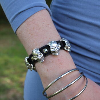 Artisanat intitulée "Skull bracelet" par Marieke Creation, Œuvre d'art originale, Bracelets