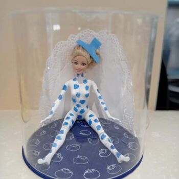 Escultura titulada "Barbie- bleuet" por Mariem Zahra Chaouch, Obra de arte original, Plástico