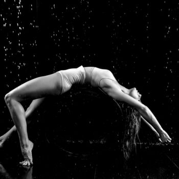 Fotografia intitolato "Under rain" da Mariia Kulchytska, Opera d'arte originale, Fotografia digitale
