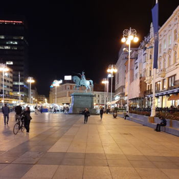 Fotografie mit dem Titel "Zagreb,  The square…" von Marija Sviličić, Original-Kunstwerk, Digitale Fotografie