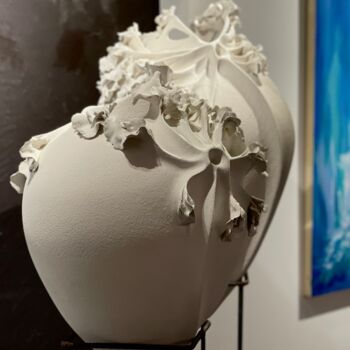 Scultura intitolato "Mama Moon" da Marina Nimmo, Opera d'arte originale, Ceramica