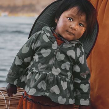 Fotografie mit dem Titel "Girl from Uros Isla…" von Marion Collet, Original-Kunstwerk, Digitale Fotografie