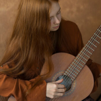 Fotografia intitolato "Girl With Guitar" da Mariya Zheleznova, Opera d'arte originale, Fotografia digitale