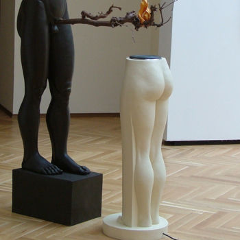 Skulptur mit dem Titel "Gender Stereotype" von Marketa Koreckova, Original-Kunstwerk, Holz