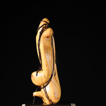 Skulptur mit dem Titel "The Peace of Lovers…" von Maroun Hakim, Original-Kunstwerk, Holz
