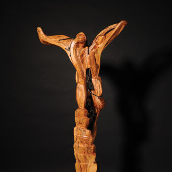 Скульптура под названием "Ascending to the Sky" - Maroun Hakim, Подлинное произведение искусства, Дерево