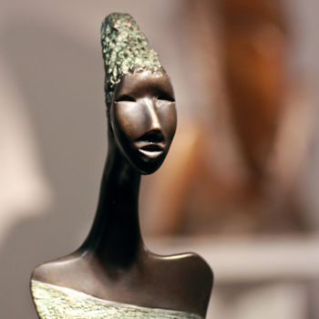 Sculpture titled "précieuse détail)" by Martine Camors, Original Artwork, Bronze