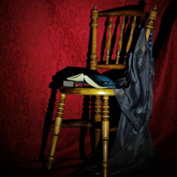 Fotografie mit dem Titel "Deserted Chair" von Mary Joan Attard, Original-Kunstwerk