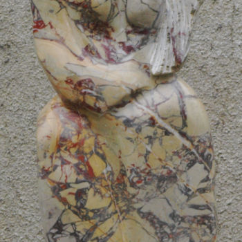 「Charline」というタイトルの彫刻 Maryvonne Lorgeréによって, オリジナルのアートワーク, ストーン
