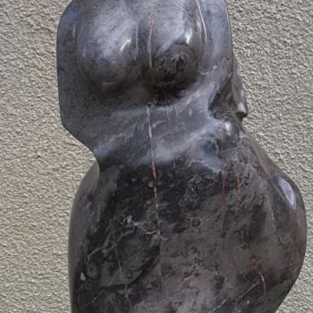 「Lisa」というタイトルの彫刻 Maryvonne Lorgeréによって, オリジナルのアートワーク, ストーン