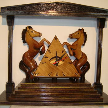 Skulptur mit dem Titel "Piramid(clock)" von Angel Dobrev, Original-Kunstwerk, Holz