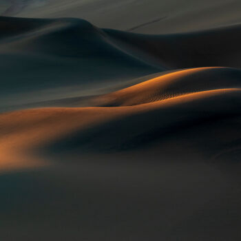 「Lignes et lumière」というタイトルの写真撮影 Mathieu Pujolによって, オリジナルのアートワーク, デジタル アルミニウムにマウント