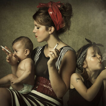 Fotografia intitolato "Smoking family" da Mathilde Oscar, Opera d'arte originale, Fotografia digitale
