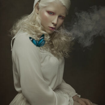 Фотография под названием "Smoke and butterfly" - Mathilde Oscar, Подлинное произведение искусства, Цифровая фотография