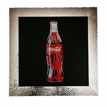 「Coca-Cola Swarovski」というタイトルの絵画 Matteo D'Addaによって, オリジナルのアートワーク, アクリル その他の剛性パネルにマウント