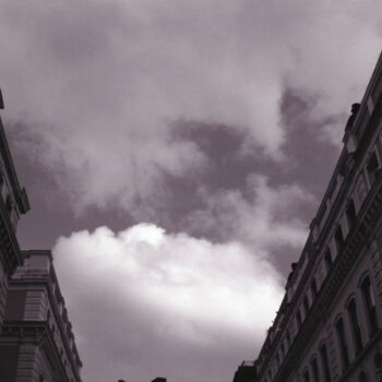 Fotografia intitolato "A Wedge of Sky Betw…" da Matthew Freedman, Opera d'arte originale, fotografia a pellicola