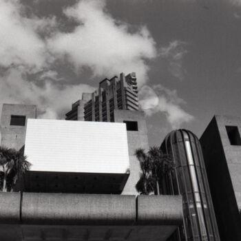Fotografia intitolato "Barbican Centre and…" da Matthew Freedman, Opera d'arte originale, fotografia a pellicola