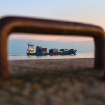 Photography titled "Le Porte-Container" by Matthieu Lumen, Original Artwork, Digital Photography Mounted on Aluminium