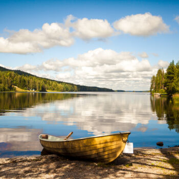 Photographie intitulée "Barque en Finlande" par Matthieu Marcé, Œuvre d'art originale, Photographie numérique